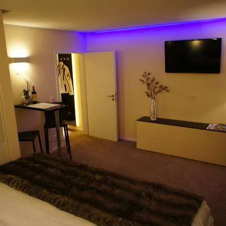 Design Naehe Duesseldorf * كريفيلد