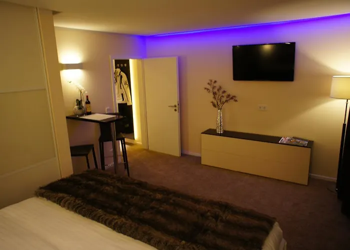 Design Naehe Duesseldorf * קרפלד